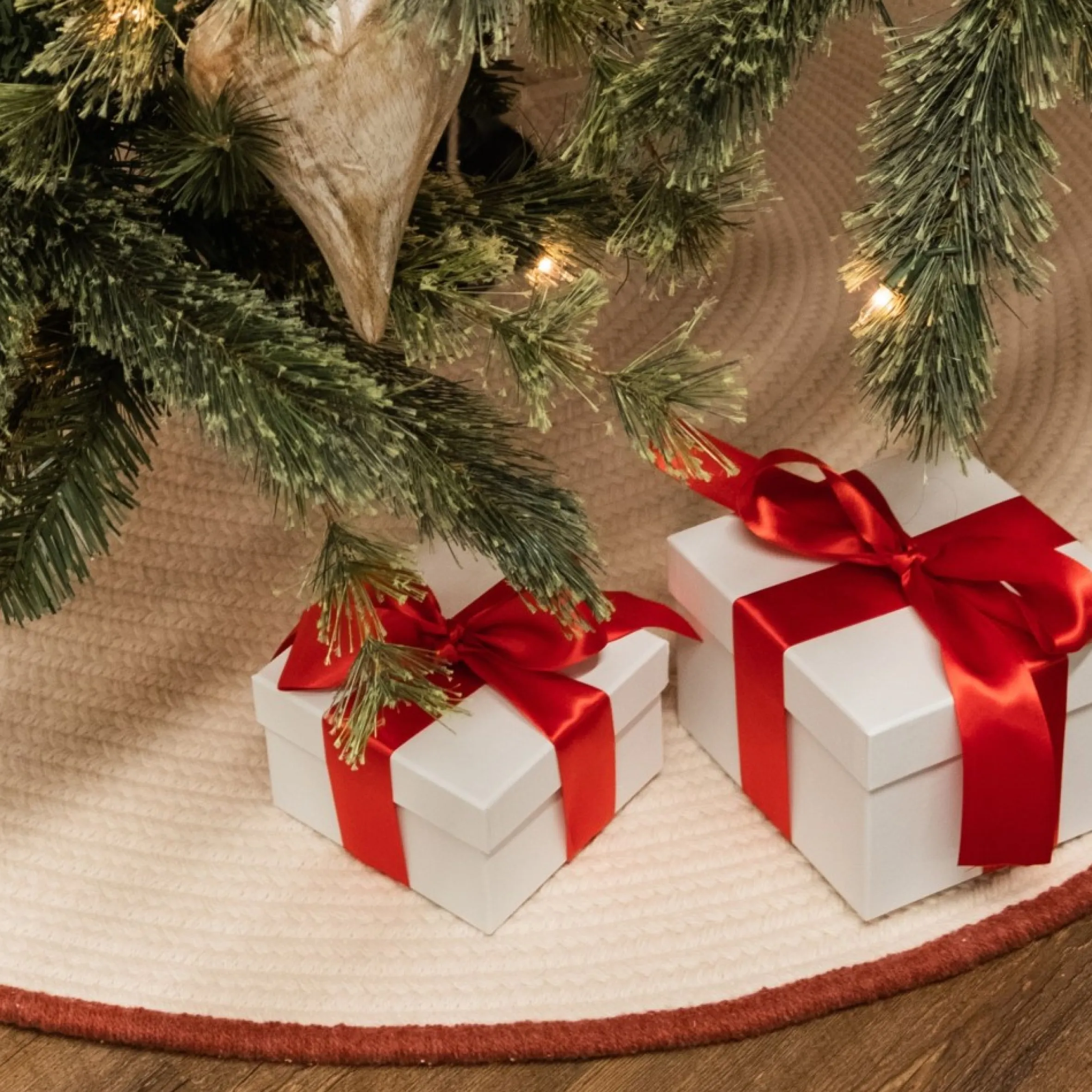 50" Beige Trimmed Round Christmas Tree Skirt