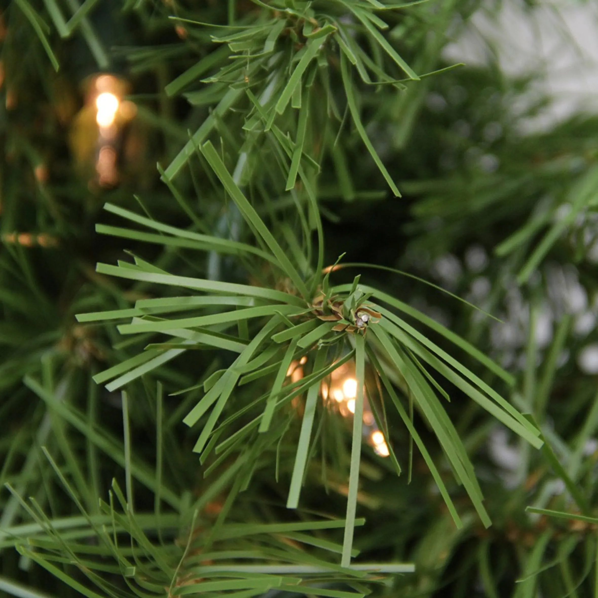 Pre-Lit Northern Frasier Fir Artificial Christmas Wreath - 24-Inch, Clear Lights