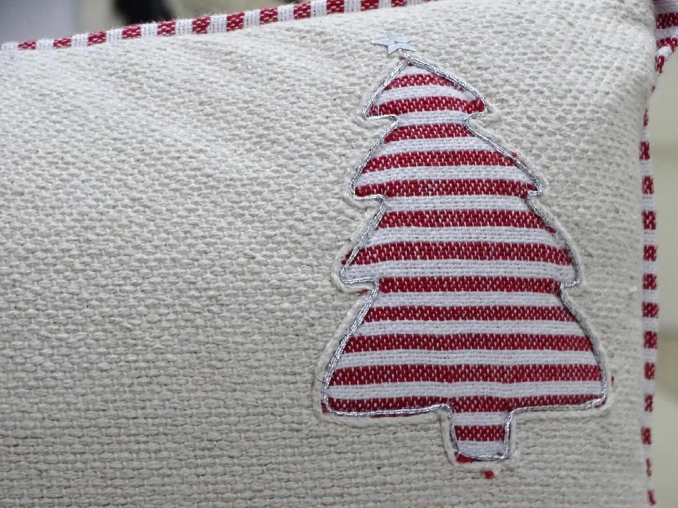 24" White And Red Handloomed Christmas Tree Throw Pillow